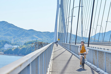 しまなみ海道にてサイクリングを楽しむ地本人女性