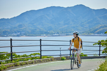 しまなみ海道にてサイクリングを楽しむ地本人女性