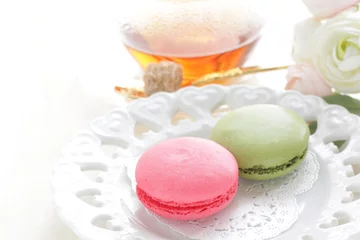 Zelfklevend Fotobehang Green and pink macaron for gourmet dessert image © jreika
