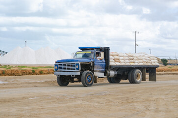 Obraz premium Truck in the salt mines at Manaure in the Colombian Guajira. Copy space.