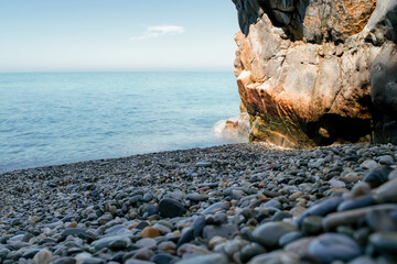 orilla de playa de guijas y roca