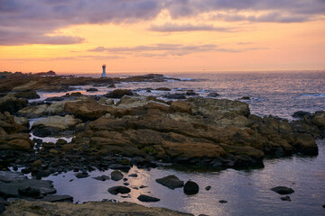 朝焼けの岩礁帯に立つ白間津灯台　南房総市