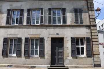 Fototapeta premium Maison typique, vue de l'extérieur, ville de Montluçon, département de l'Allier, France