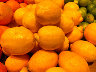 Obraz na płótnie Canvas Retail store produce pile of lemons