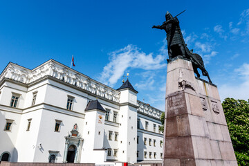 Monument to Grand Duke Gediminas and the Palace of the Grand Dukes of Lithuania in Vilnius, Lithuania, Europe - obrazy, fototapety, plakaty