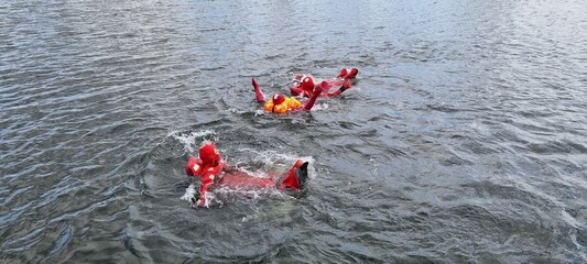 Delegates do practical exercises during a training session on Sea Survival