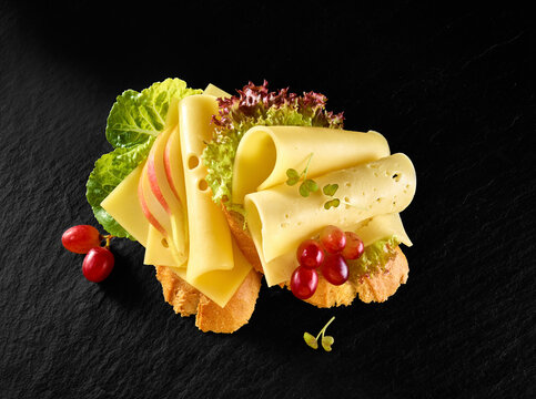 Kaeseaufschnitt Mit Fruechten und Salat auf Baguette