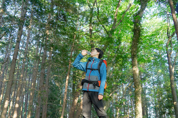ペットボトルの水を飲む登山者