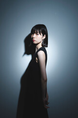 黒いワンピースを着たクールな女性