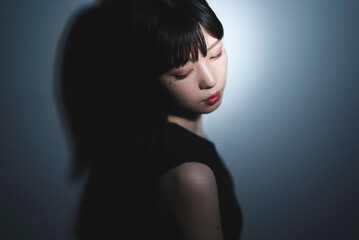 Fototapeta premium 黒いワンピースを着たクールな女性