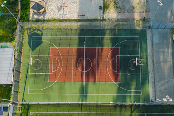 Kompleks sportowy Orlik, składający się z małego boiska piłkarskiego i boiska do koszykówki. Widok z drona. - obrazy, fototapety, plakaty