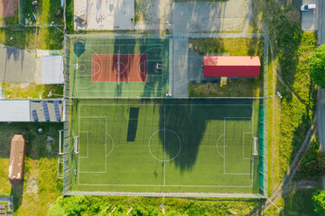 Kompleks sportowy Orlik, składający się z małego boiska piłkarskiego i boiska do koszykówki. Widok z drona.