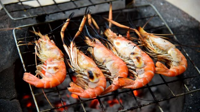 Closeup to Grill the  shrimp on stove