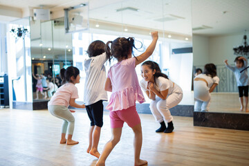 ダンスを子供たちに教える女性講師