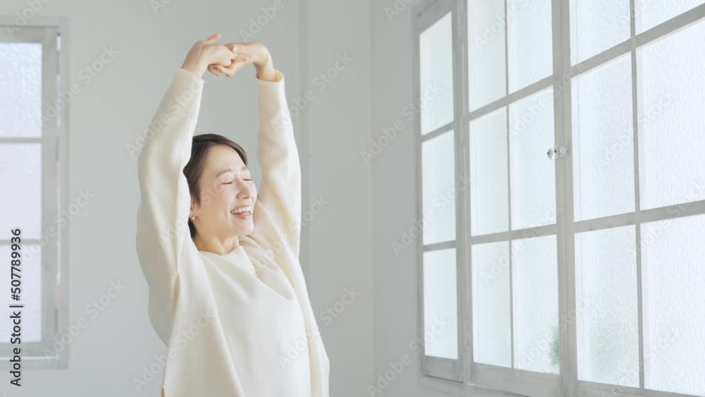 Poster リラックスする女性　ボディケア　健康