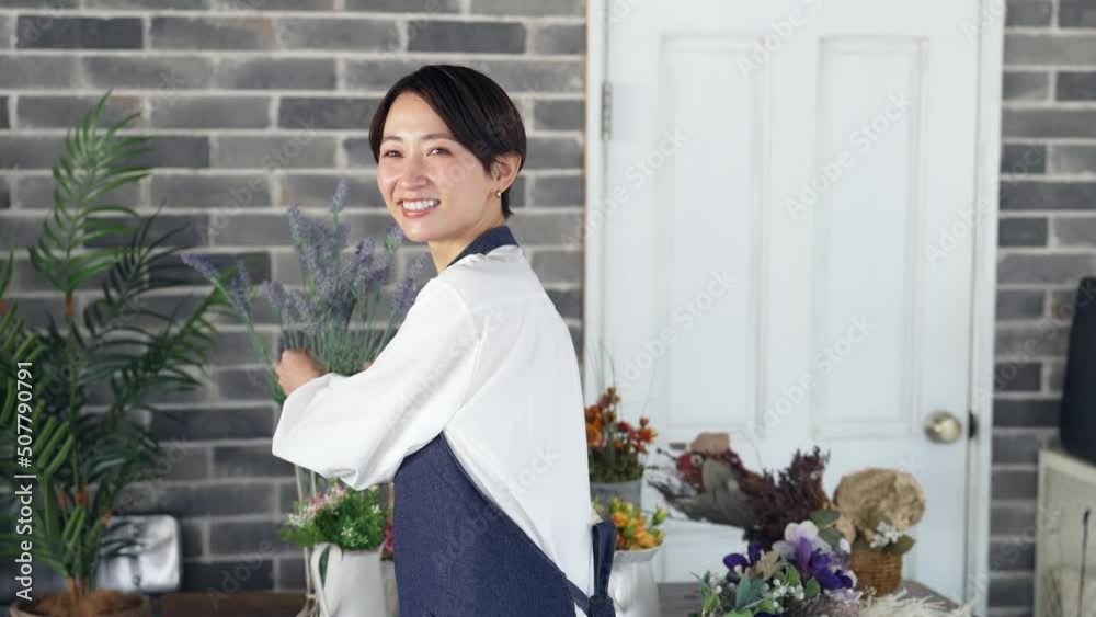 Aufkleber 接客するエプロンをつけた女性　花屋　店員