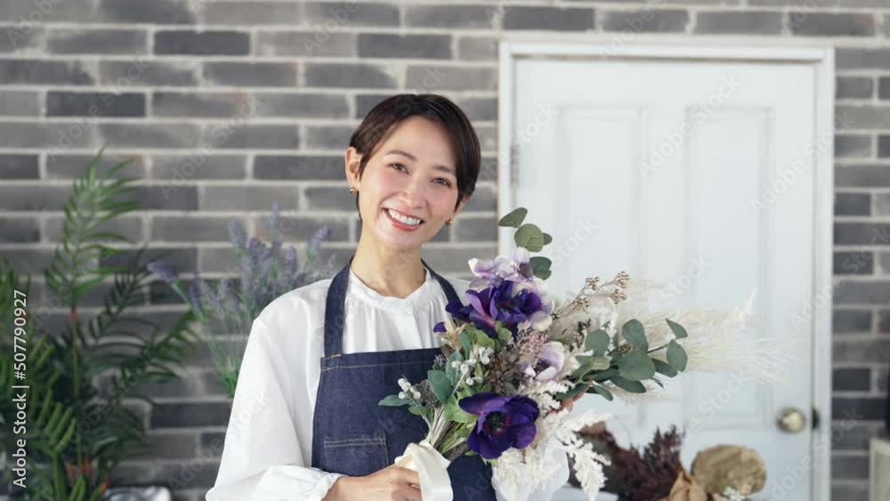 Aufkleber 花束を持つエプロンをつけた女性　花屋　店員