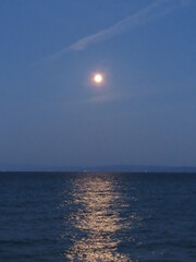 瀬戸内海に浮かぶ満月