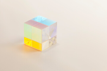 Obraz premium prism in the form of a cube on a light background