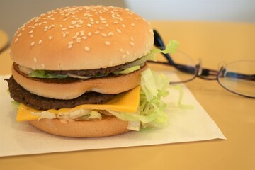 ハンバーガー、メガネ