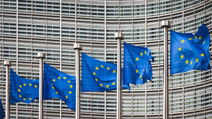 EU-Flaggen vor dem Gebäude der EU-Kommission, Brüssel, Belgien - obrazy, fototapety, plakaty