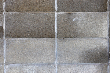 細い溝のある灰色のブロック塀