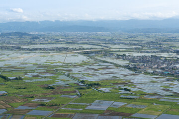 田植えが終わった時期の山形県南陽市の眺望