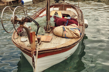 Obraz premium a boat stands on the water with accessories for catching fish.