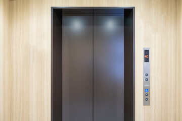 焦茶色のエレベーター