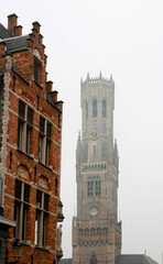 Fototapeta na wymiar old houses and the Belfort tower in Bruges, Belgium