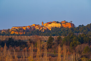 Landscape with historic ocher village Roussillon, Provence, Luberon, Vaucluse, France - obrazy, fototapety, plakaty