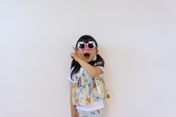 サングラスをかけて指差しをする女の子