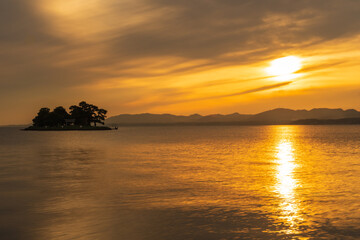 オレンジ色に輝く宍道湖の夕日
