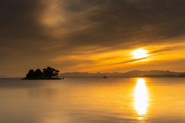 光の道　夕日の宍道湖