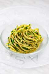 spaghetti with bacon and parsley