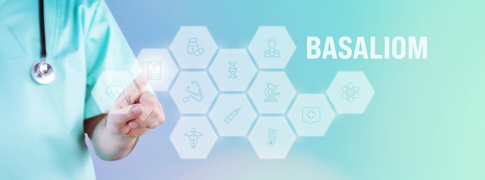 Basaliom (Wei&szlig;er Hautkrebs). M&auml;nnlicher Arzt zeigt mit Finger auf digitales Hologramm aus Icons. Text mit medizinischen Begriff. Konzept f&uuml;r Digitalisierung in der Medizin