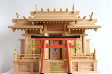 日本の家に祀られる神棚と神様を迎える鳥居