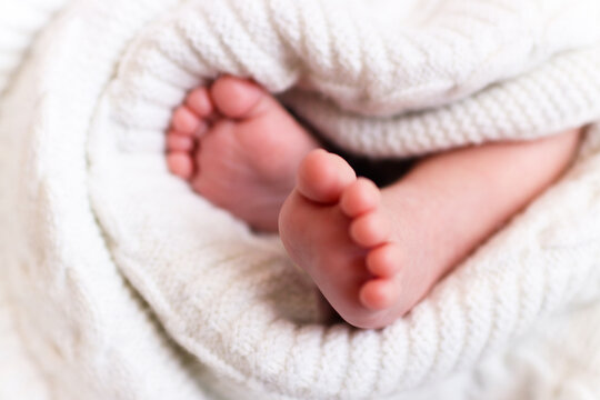 Baby feet in bed