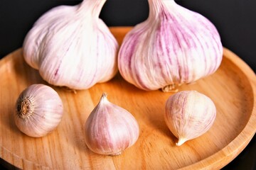 Garlic on wooden plate photo focus on tones garlic 