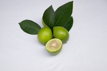 
Fresh green lemon slice pieces with leaf. testy lemon fruits. Refreshing summer drink ingredient - obrazy, fototapety, plakaty