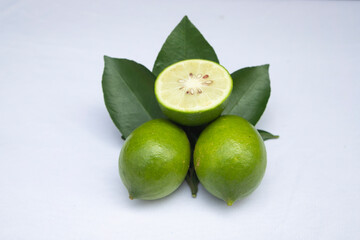 
Fresh green lemon slice pieces with leaf. testy lemon fruits. Refreshing summer drink ingredient