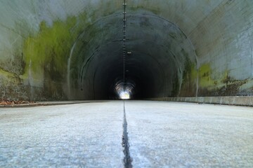 山奥の人気のない暗いトンネル