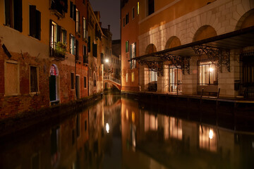 Fototapeta na wymiar Night view of a canal in Venice