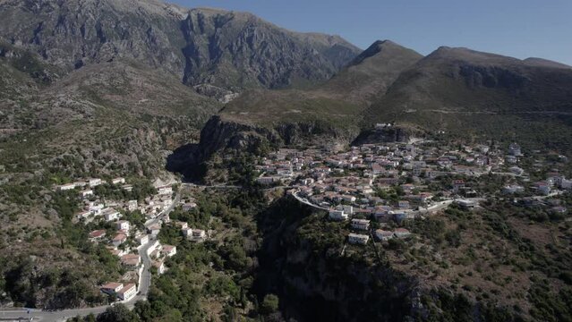 drone video of plane Dronie receding from the village of Nje Maj, Spile, Sen in Himare, on the Albanian coast, laSh8.
In La Toma she flies, discovering the cliff on which the town is built.