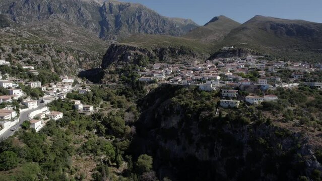 drone video of empty descriptive plane towards the village of Nje Maj, Spile, Sen in Himare, on the Albanian coast, laSh8.
In La Toma you fly appreciating the cliff on which the town is built.