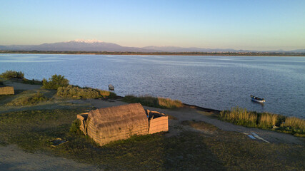 Cabane de p&ecirc;cheur en paille sur l'&eacute;tang de Canet face au Canigou