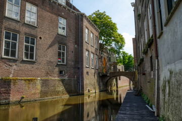 Fototapeta na wymiar Historische Häuser am Kanal in s’Hertogenbosch