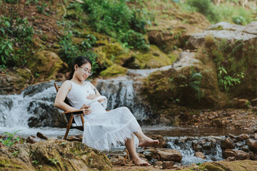 pregnant woman listening to music