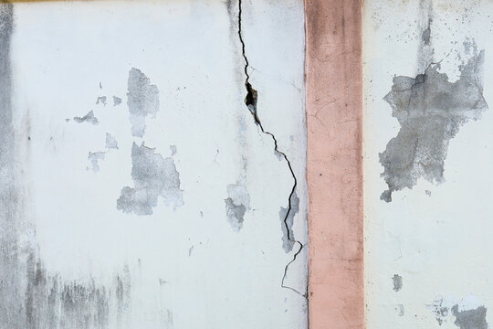 Defects cause paint peeling and cracks from poor construction quality.