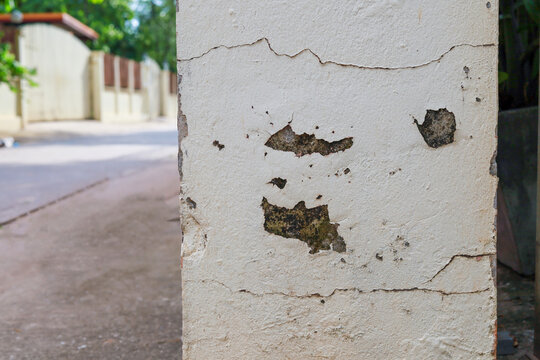 Old age causes paint peeling and cracks from poor construction quality